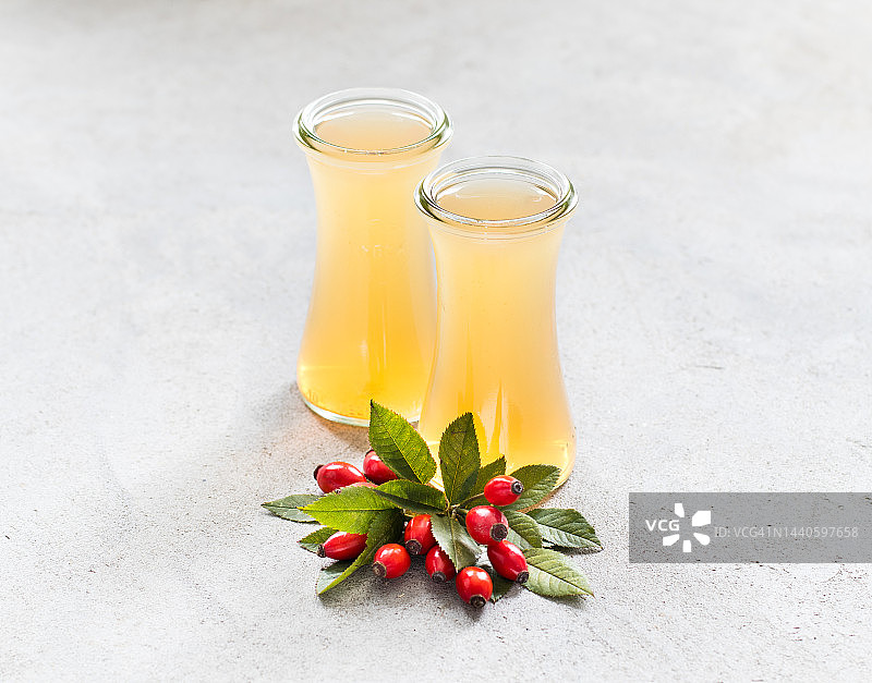 玻璃杯装玫瑰果纯素饮品图片素材