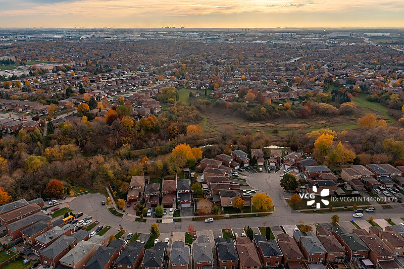 加拿大伍德布里奇卢瑟福路朗斯塔夫路社区公园的彩色树叶图片素材