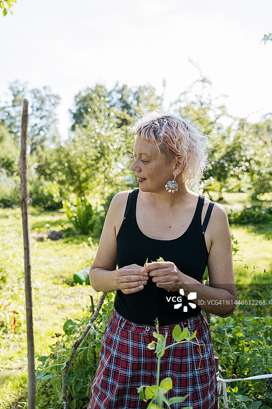 花园里留着浅粉色头发的中年妇女肖像图片素材