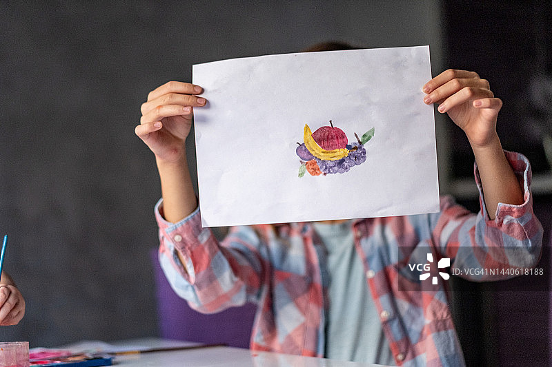 女孩用蛋彩画画图片素材