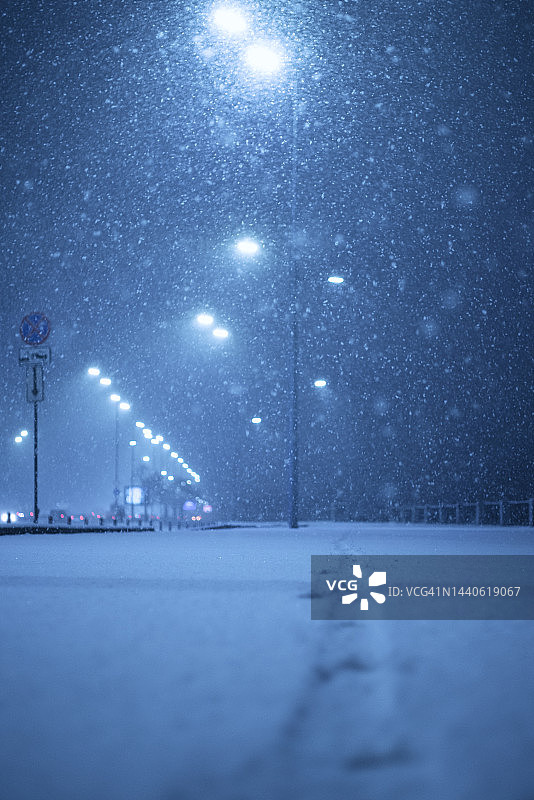 城市夜晚雪路的脚印图片素材