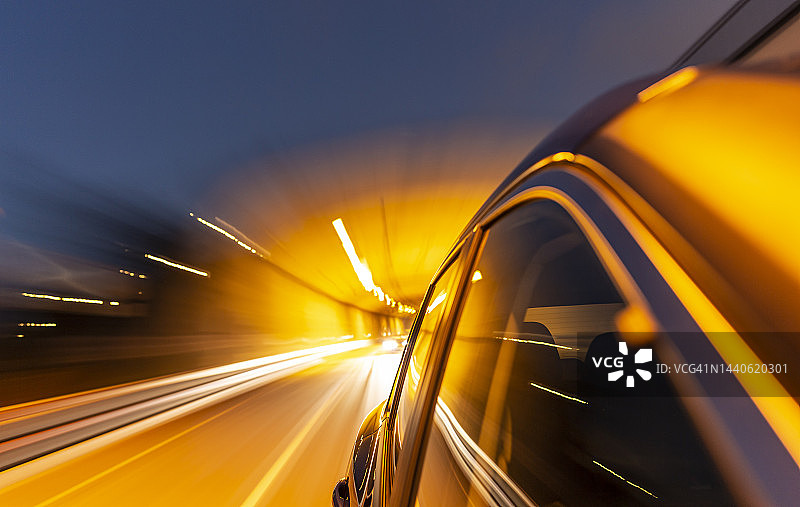 夜间驶出隧道的混合动力汽车图片素材