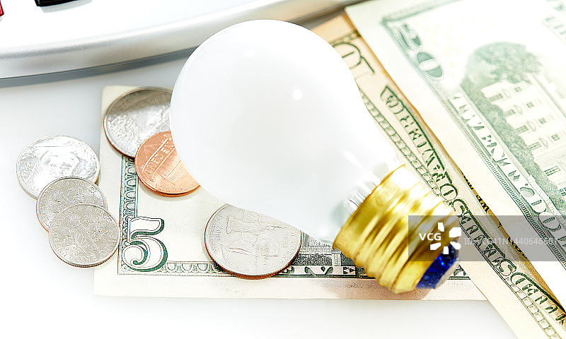 带有计算器和金融主题的美国货币，灯泡，能源图片素材