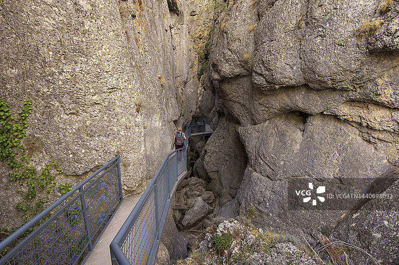 走在西班牙布尔戈斯省耶克拉峡谷的女子图片素材