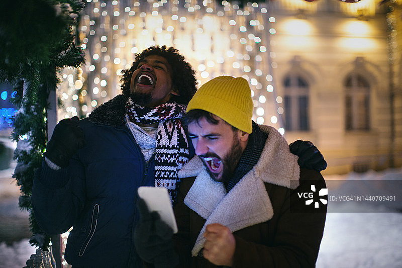 朋友夜晚外出为球队欢呼图片素材