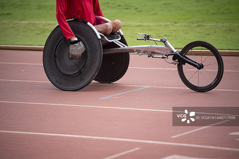 乘坐竞速轮椅的自适应运动员训练图片素材