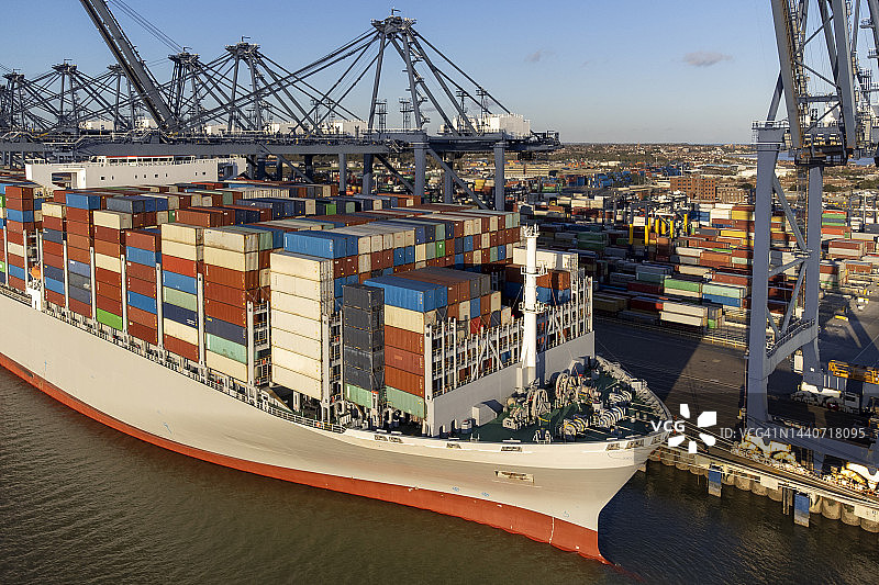 码头集装箱船的空中鸟瞰图图片素材