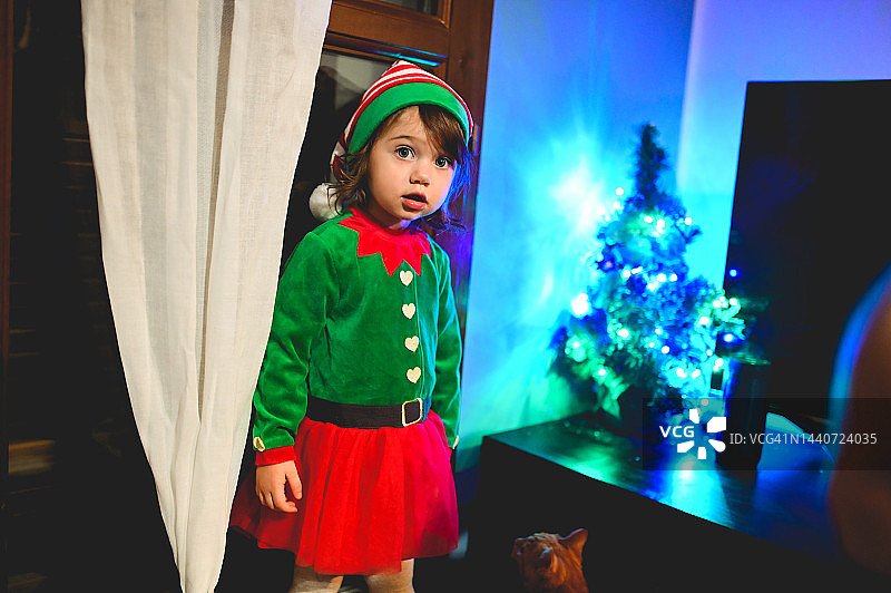 穿着精灵服装的可爱儿童图片素材