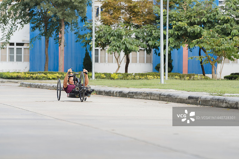 残疾运动员用手摇车进行训练图片素材
