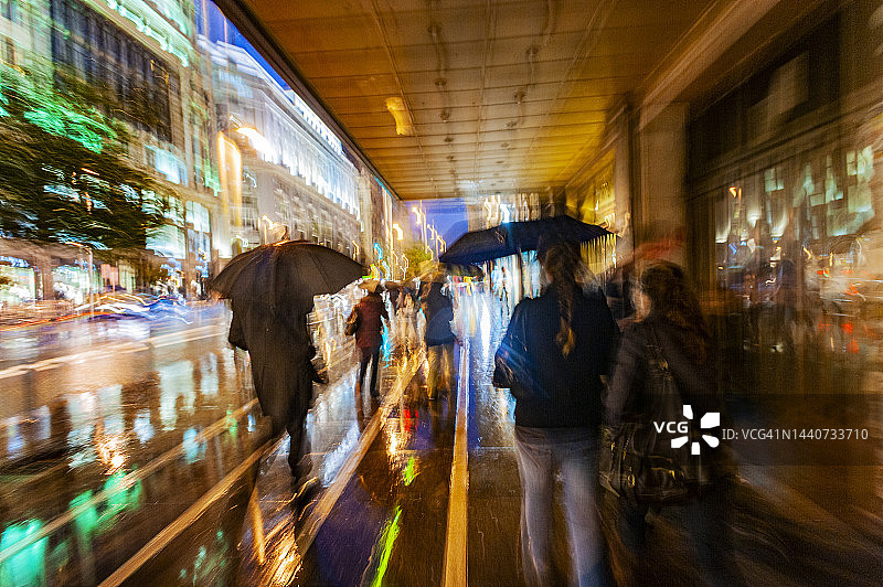 雨中的马德里格兰大道图片素材