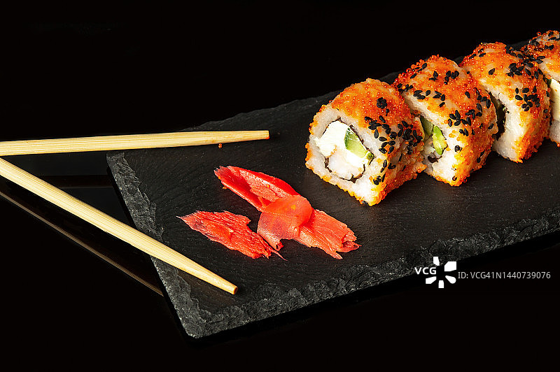 传统寿司和筷子：费城寿司卷图片素材