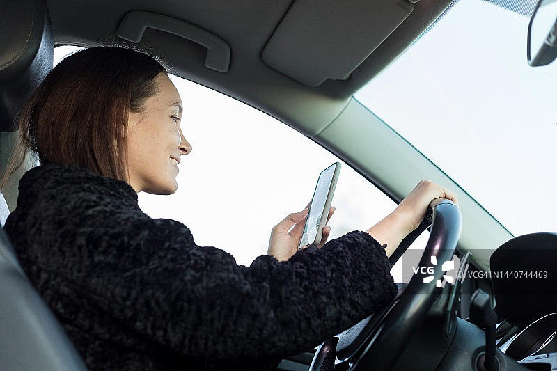 分心的女人开车时打电话图片素材