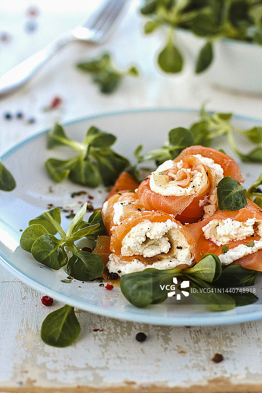 咸味乳清干酪馅咸三文鱼卷图片素材