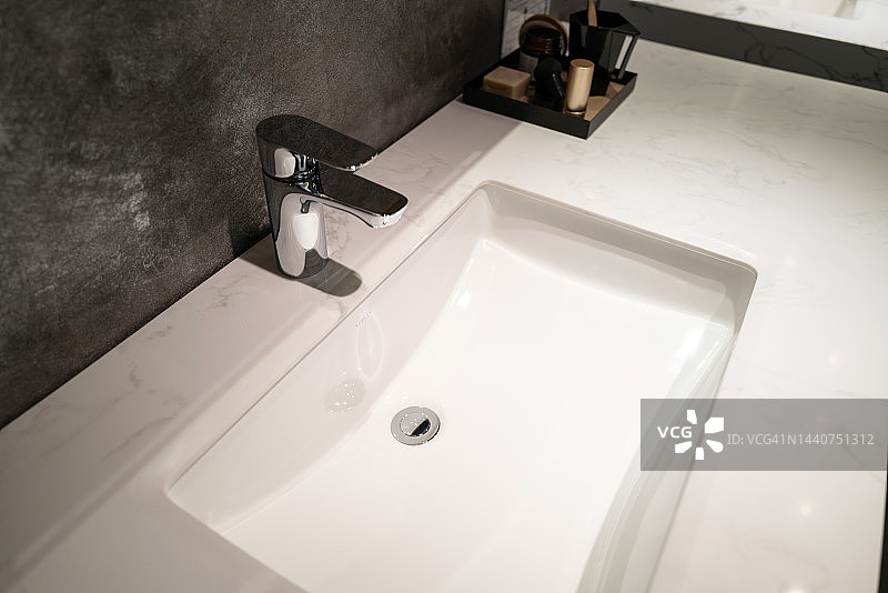 浴室门口的洗脸盆图片素材