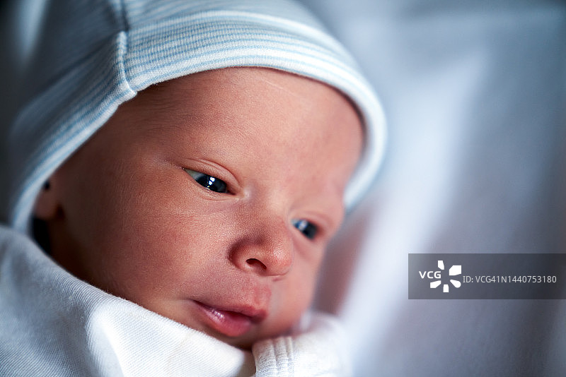 医院婴儿床里的新生儿图片素材