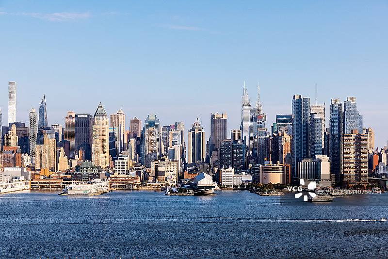 美国纽约市曼哈顿中城和哈德逊河天际线图片素材