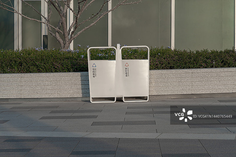 阳光下空旷的地面和两个垃圾桶图片素材