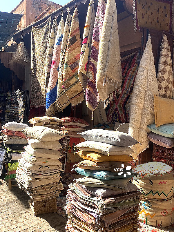 摩洛哥马拉喀什集市上出售的地毯图片素材