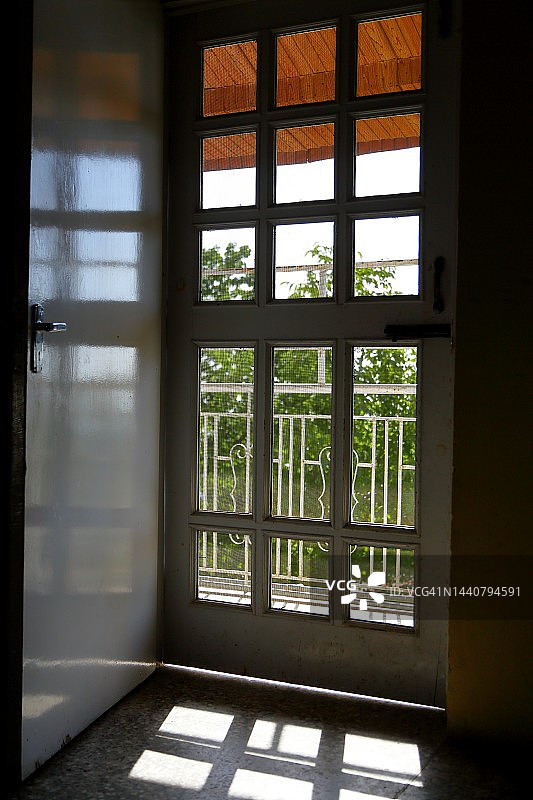 阳光穿过敞开的门图片素材