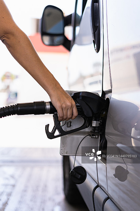 女人在加油站加油图片素材