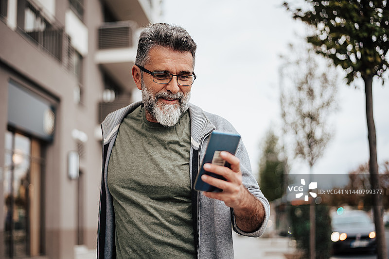 现代老年男人图片素材