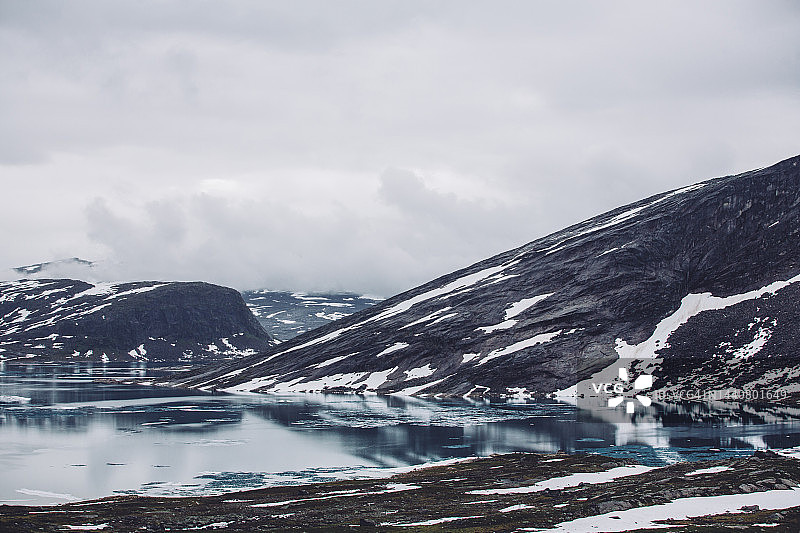 夏季福斯瓦特内特湖的雪景和云彩图片素材