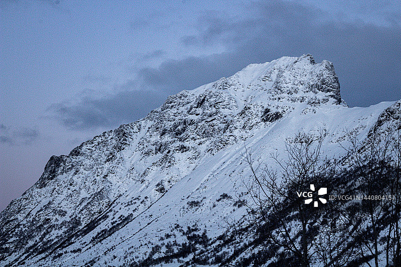 挪威罗弗敦群岛雪覆盖的峡湾峰图片素材
