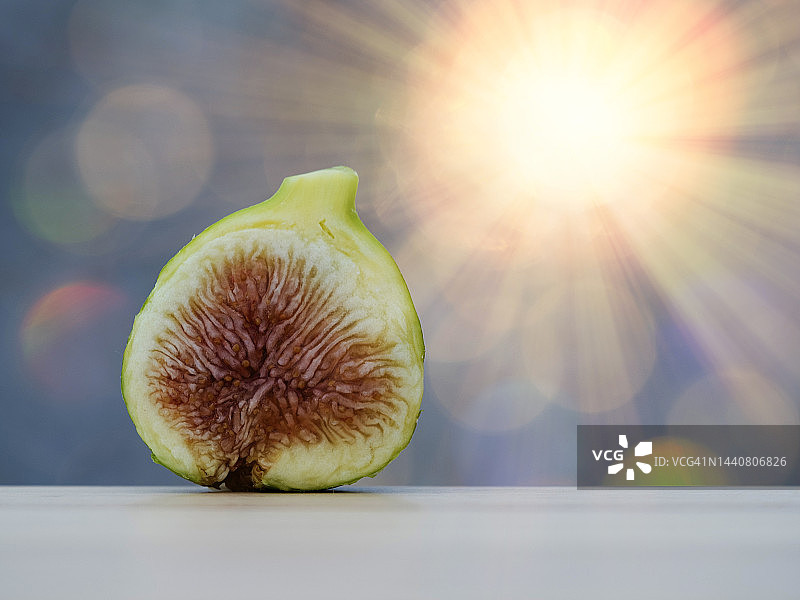 阳光照射下切成两半的成熟无花果特写图片素材