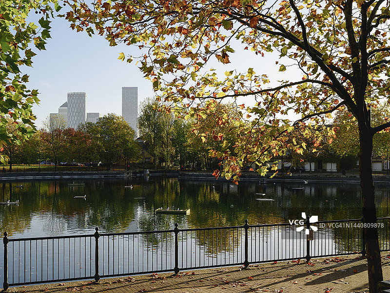 秋季伦敦城市摩天大楼的公园景观图片素材
