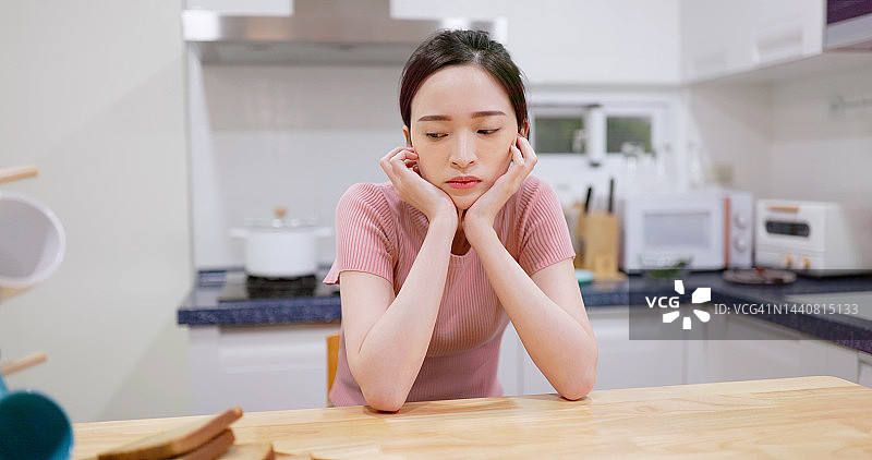 女人遭遇食品危机图片素材