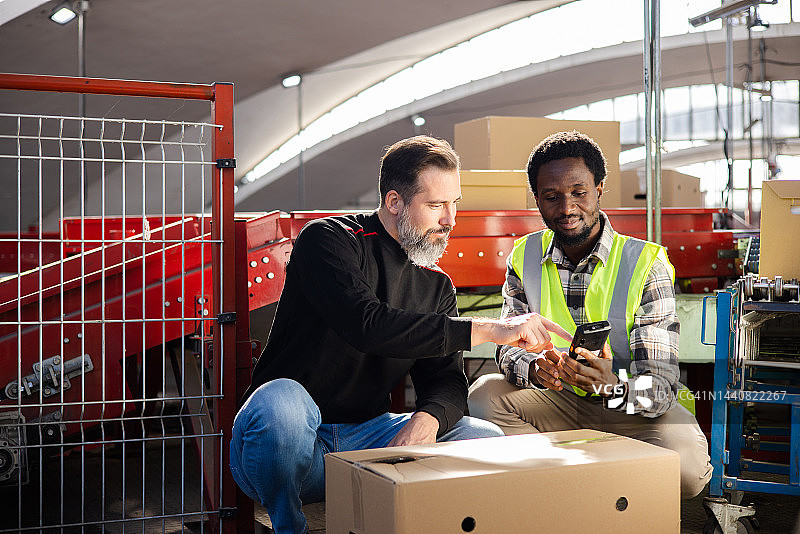 仓库两位同事合作图片素材