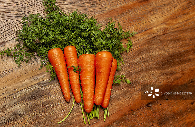 俯视桌上的新鲜生胡萝卜图片素材
