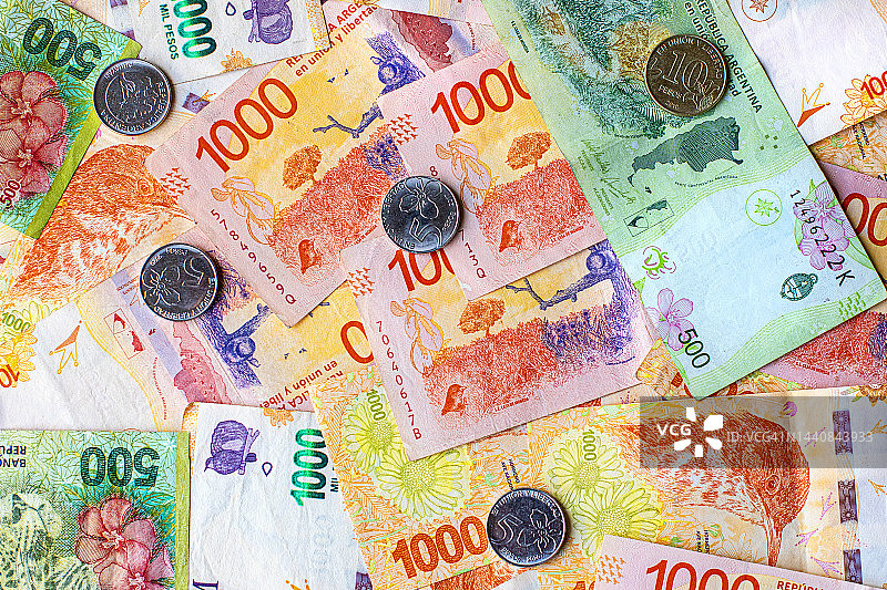 阿根廷货币：500和1000阿根廷比索纸币及硬币图片素材