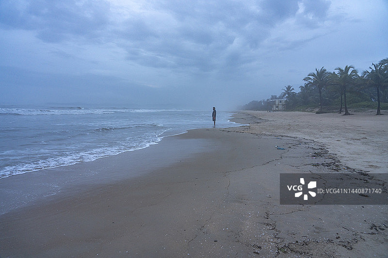 果阿海边的蓝色多云之夜图片素材