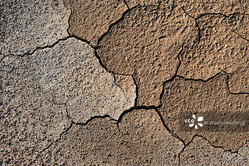 冰冻的地面，贫瘠、龟裂且干枯的土地，全球变暖的概念，纹理背景图片素材