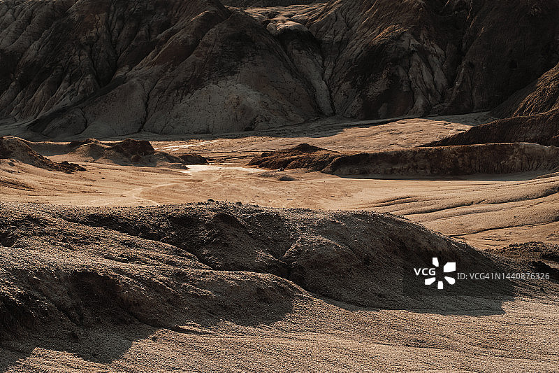 末日般的超现实乌拉尔景观，类似火星表面。冻结的红棕色地表，贫瘠、龟裂和烧焦的土地，全球变暖的概念，耐火粘土采石场背景。图片素材