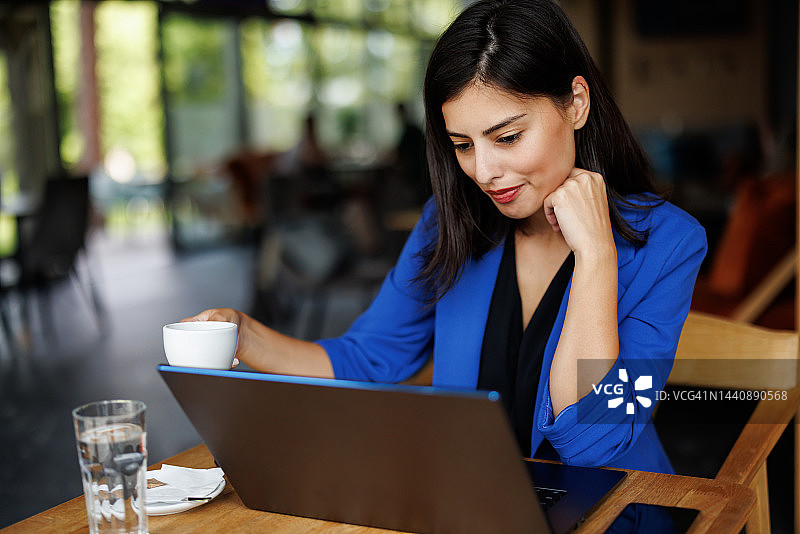 享受早晨咖啡，寻找灵感图片素材