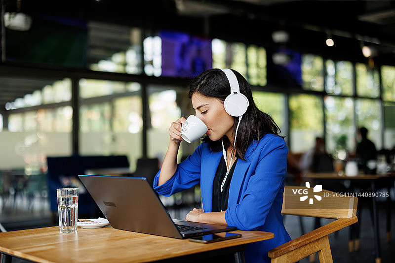 享受早晨咖啡，寻找灵感图片素材