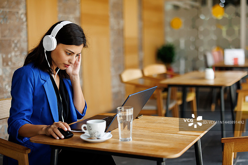 在喜欢的咖啡店工作图片素材