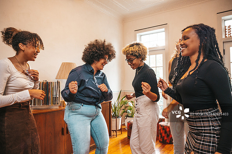 一群青少年朋友在家跳舞图片素材