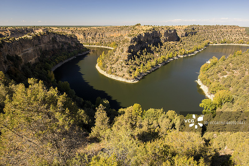 西班牙塞戈维亚塞普尔韦达杜拉顿河峡谷自然公园的蜿蜒景象图片素材