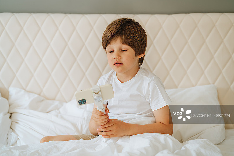 直播：小网红通过智能手机向订阅者讲解和问候图片素材