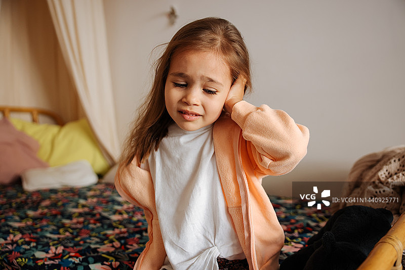 小女孩耳朵疼图片素材