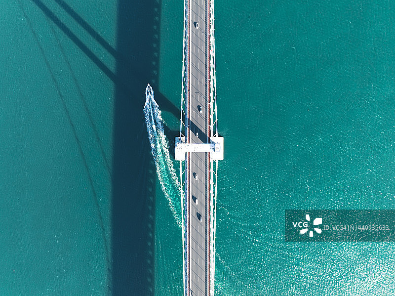 现代桥梁和大海图片素材