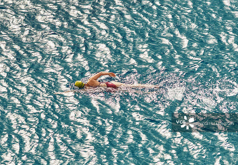 俯视角度：女人在海中游泳图片素材