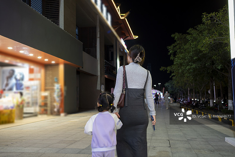 母亲和女儿商场购物图片素材