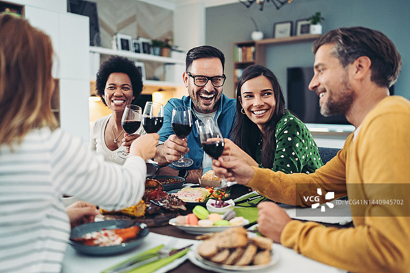 朋友们在聚会上举杯红酒祝酒图片素材