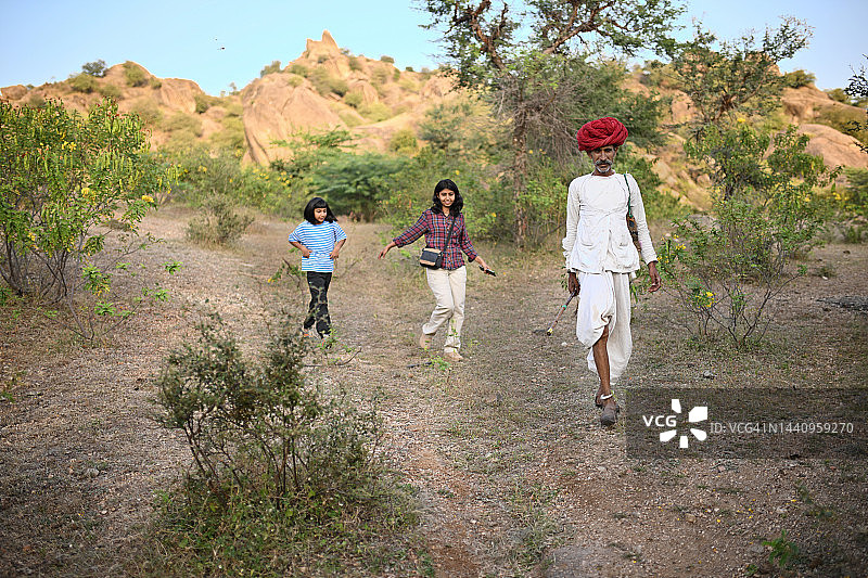 游客母女与年长的拉巴里族男人同行图片素材
