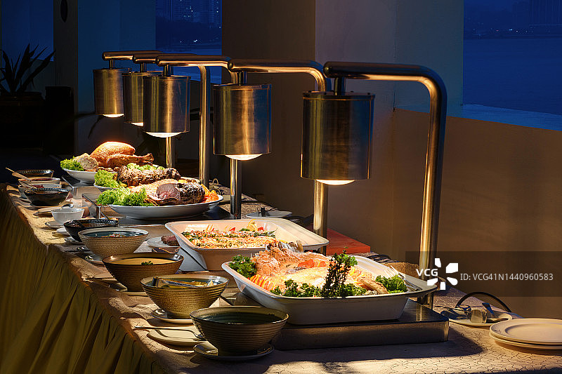 带保温盘的自助晚餐图片素材