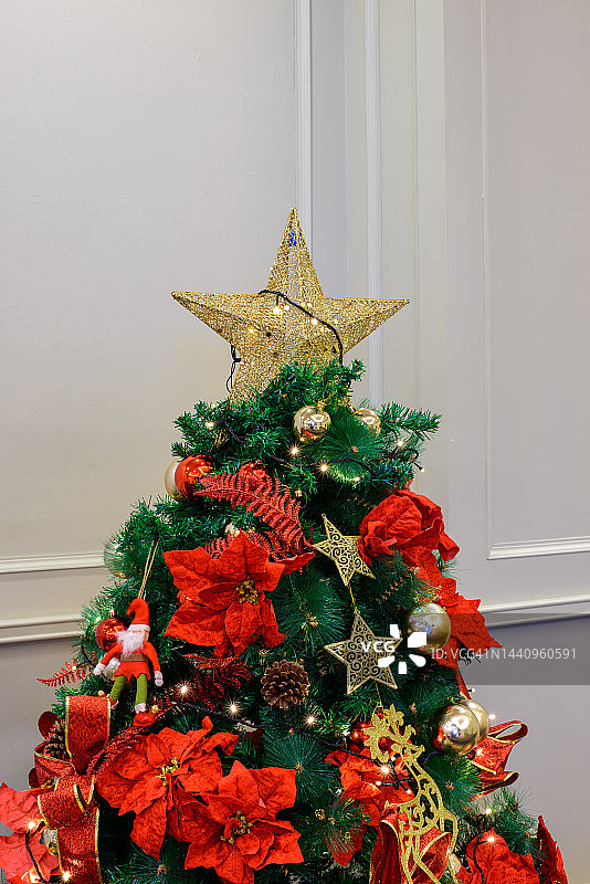 红色和金色装饰的圣诞树图片素材